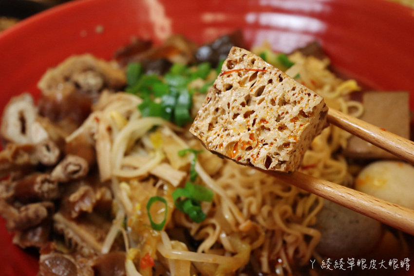 苗栗宵夜推薦外星球食堂!味道特別奇怪、CP值低但客人爆多的苗栗滷味!吃滷味還可以先試喝湯頭