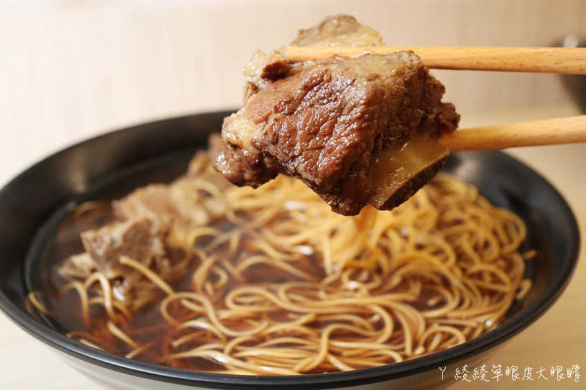 苗栗宵夜推薦外星球食堂!味道特別奇怪、CP值低但客人爆多的苗栗滷味!吃滷味還可以先試喝湯頭