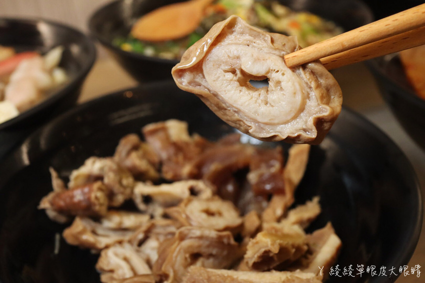 苗栗宵夜推薦外星球食堂!味道特別奇怪、CP值低但客人爆多的苗栗滷味!吃滷味還可以先試喝湯頭