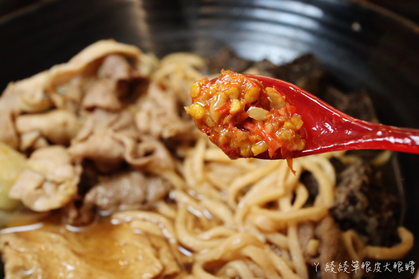 苗栗宵夜推薦外星球食堂!味道特別奇怪、CP值低但客人爆多的苗栗滷味!吃滷味還可以先試喝湯頭