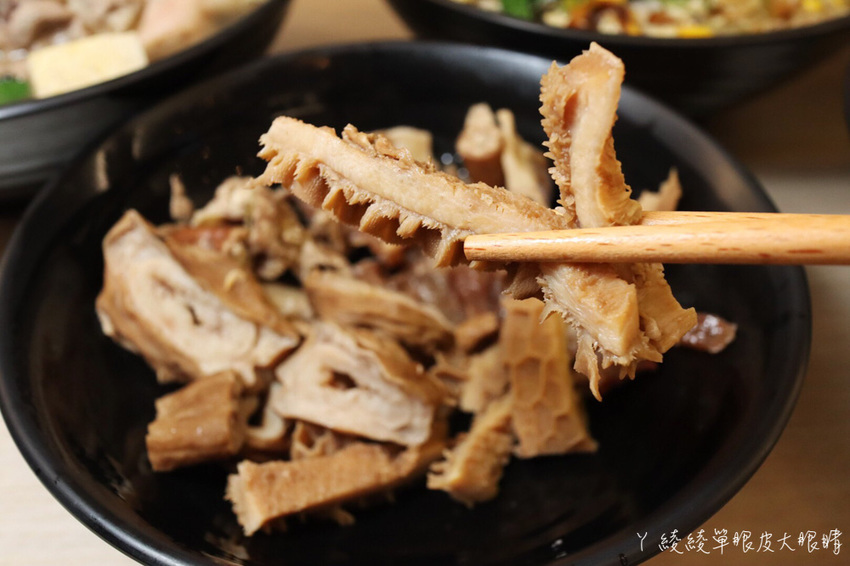 苗栗宵夜推薦外星球食堂!味道特別奇怪、CP值低但客人爆多的苗栗滷味!吃滷味還可以先試喝湯頭