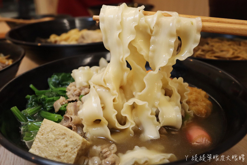 苗栗宵夜推薦外星球食堂!味道特別奇怪、CP值低但客人爆多的苗栗滷味!吃滷味還可以先試喝湯頭