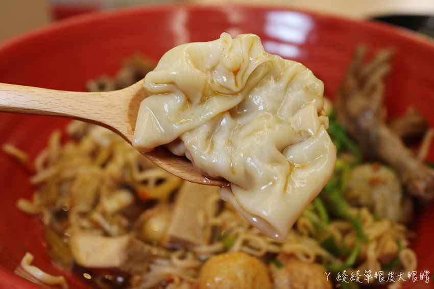 苗栗宵夜推薦外星球食堂!味道特別奇怪、CP值低但客人爆多的苗栗滷味!吃滷味還可以先試喝湯頭