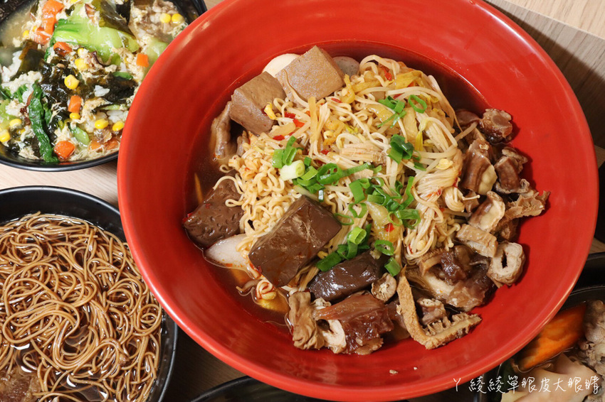 苗栗宵夜推薦外星球食堂!味道特別奇怪、CP值低但客人爆多的苗栗滷味!吃滷味還可以先試喝湯頭