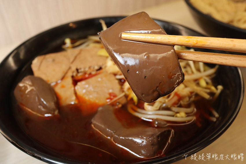 苗栗宵夜推薦外星球食堂!味道特別奇怪、CP值低但客人爆多的苗栗滷味!吃滷味還可以先試喝湯頭