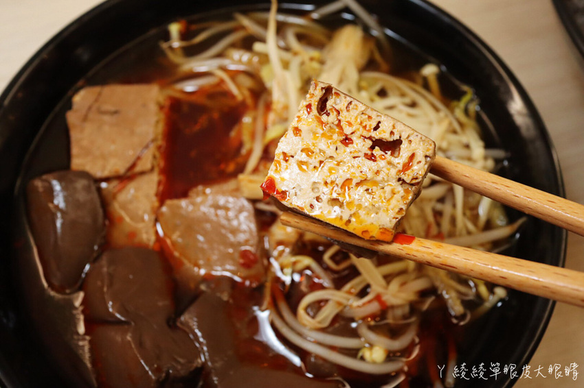 苗栗宵夜推薦外星球食堂!味道特別奇怪、CP值低但客人爆多的苗栗滷味!吃滷味還可以先試喝湯頭