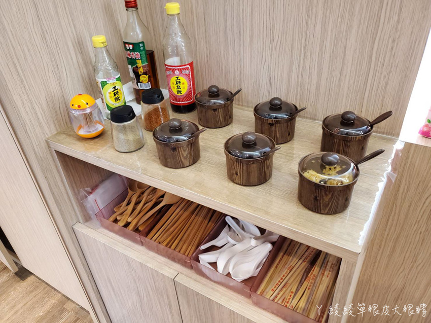 苗栗宵夜推薦外星球食堂!味道特別奇怪、CP值低但客人爆多的苗栗滷味!吃滷味還可以先試喝湯頭