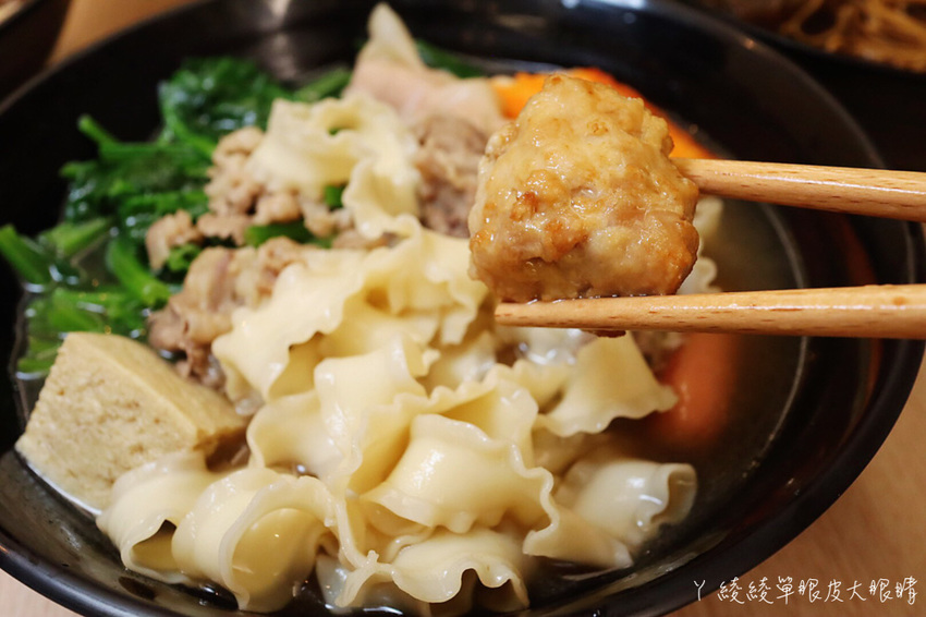 苗栗宵夜推薦外星球食堂!味道特別奇怪、CP值低但客人爆多的苗栗滷味!吃滷味還可以先試喝湯頭