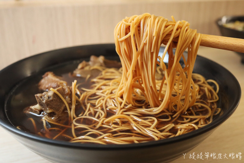 苗栗宵夜推薦外星球食堂!味道特別奇怪、CP值低但客人爆多的苗栗滷味!吃滷味還可以先試喝湯頭