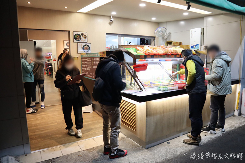 苗栗宵夜推薦外星球食堂!味道特別奇怪、CP值低但客人爆多的苗栗滷味!吃滷味還可以先試喝湯頭