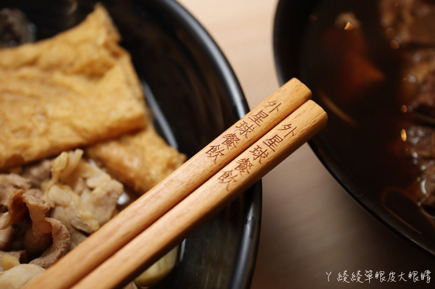 苗栗宵夜推薦外星球食堂！味道特別奇怪、CP值低但客人爆多的苗栗滷味！吃滷味還可以先試喝湯頭