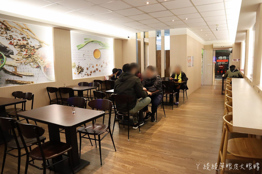 苗栗宵夜推薦外星球食堂!味道特別奇怪、CP值低但客人爆多的苗栗滷味!吃滷味還可以先試喝湯頭