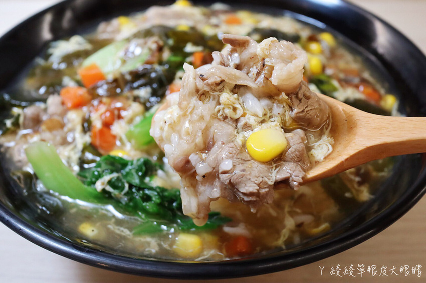 苗栗宵夜推薦外星球食堂!味道特別奇怪、CP值低但客人爆多的苗栗滷味!吃滷味還可以先試喝湯頭