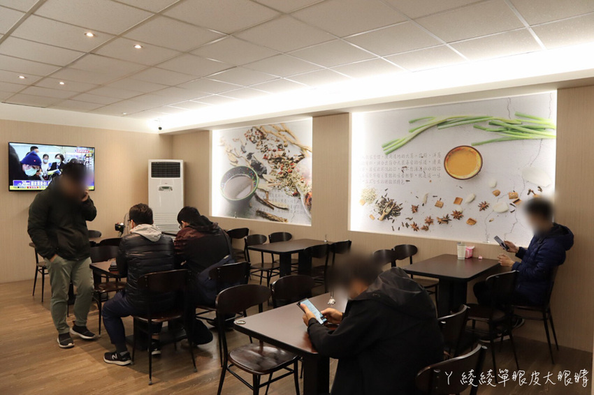 苗栗宵夜推薦外星球食堂!味道特別奇怪、CP值低但客人爆多的苗栗滷味!吃滷味還可以先試喝湯頭