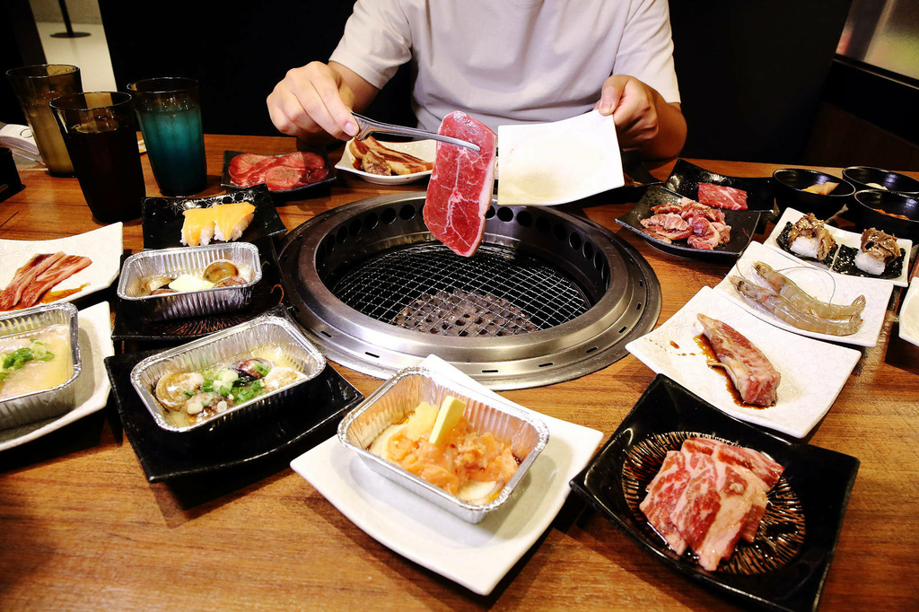 2025微風台北車站餐廳推薦！上村牧場燒肉吃到飽，「特急列車