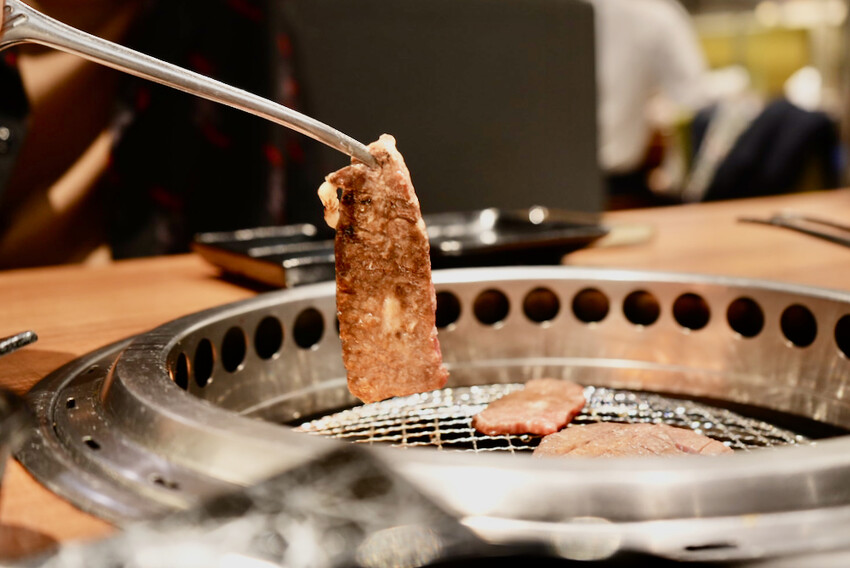 [台北吃到飽] 上村牧場 用餐分享｜日本第一「薩摩和牛」／海膽壽司／松葉蟹壽司吃到飽！（菜單、優惠內容）
