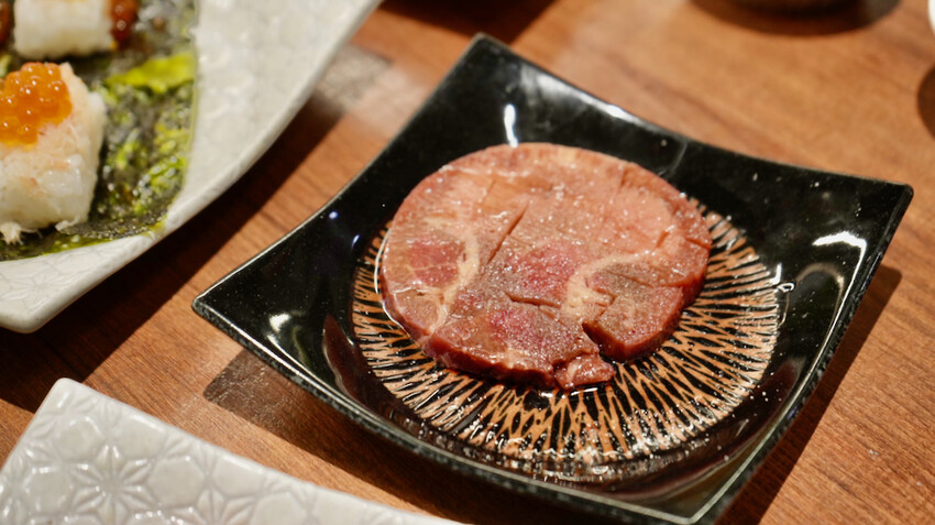 [台北吃到飽] 上村牧場 用餐分享｜日本第一「薩摩和牛」／海膽壽司／松葉蟹壽司吃到飽！（菜單、優惠內容）