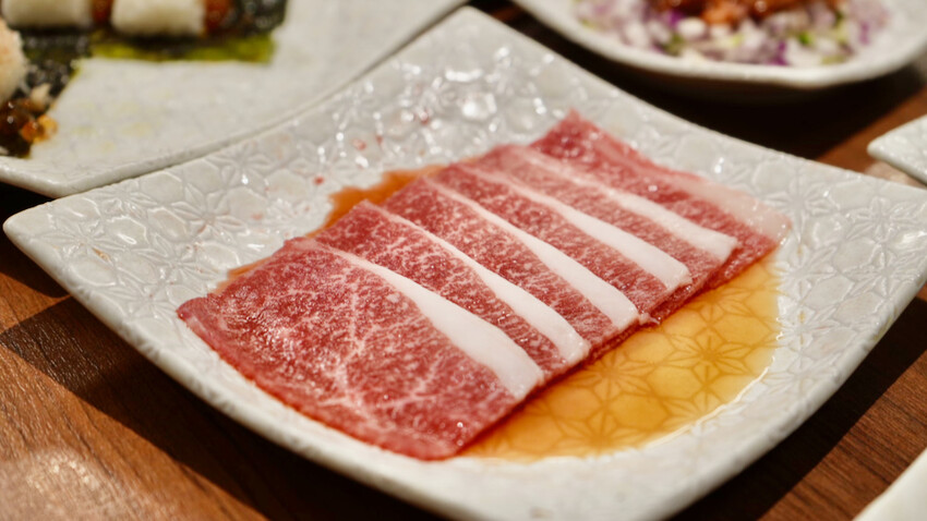 [台北吃到飽] 上村牧場 用餐分享｜日本第一「薩摩和牛」／海膽壽司／松葉蟹壽司吃到飽！（菜單、優惠內容）