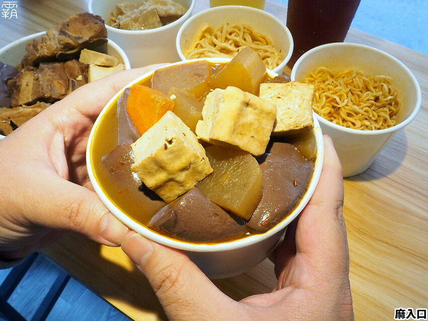 鴨血、板豆腐、臭豆腐夾滿整碗只要79元!麻入口鴨血臭豆腐,東海必吃臭豆腐,鴨血滑嫩,臭豆腐還會噴汁哩~