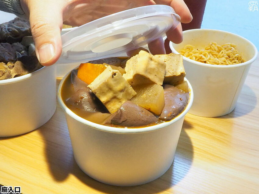 鴨血、板豆腐、臭豆腐夾滿整碗只要79元!麻入口鴨血臭豆腐,東海必吃臭豆腐,鴨血滑嫩,臭豆腐還會噴汁哩~