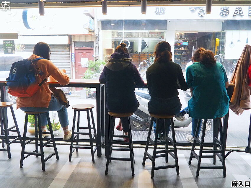 鴨血、板豆腐、臭豆腐夾滿整碗只要79元!麻入口鴨血臭豆腐,東海必吃臭豆腐,鴨血滑嫩,臭豆腐還會噴汁哩~