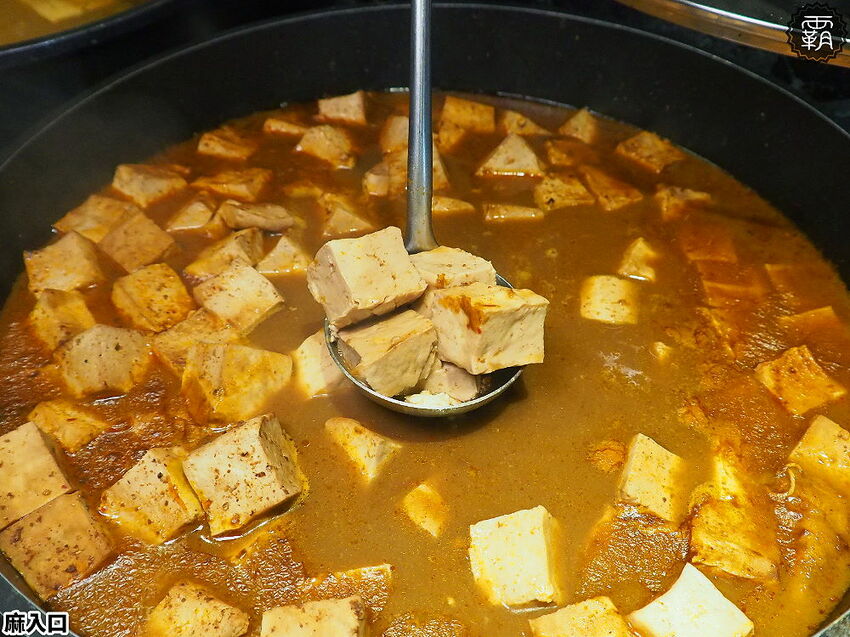 鴨血、板豆腐、臭豆腐夾滿整碗只要79元!麻入口鴨血臭豆腐,東海必吃臭豆腐,鴨血滑嫩,臭豆腐還會噴汁哩~