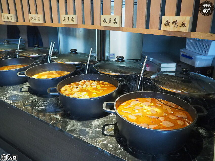 鴨血、板豆腐、臭豆腐夾滿整碗只要79元!麻入口鴨血臭豆腐,東海必吃臭豆腐,鴨血滑嫩,臭豆腐還會噴汁哩~