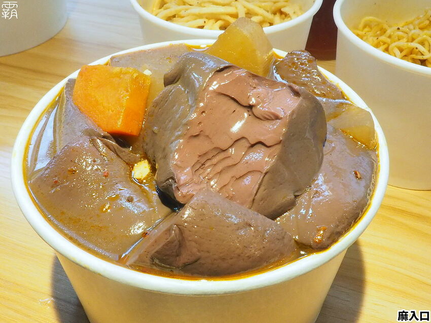 鴨血、板豆腐、臭豆腐夾滿整碗只要79元!麻入口鴨血臭豆腐,東海必吃臭豆腐,鴨血滑嫩,臭豆腐還會噴汁哩~