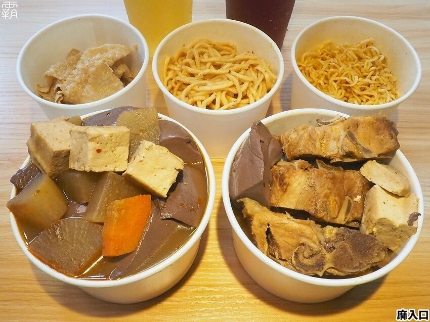 鴨血、板豆腐、臭豆腐夾滿整碗只要79元!麻入口鴨血臭豆腐,東海必吃臭豆腐,鴨血滑嫩,臭豆腐還會噴汁哩~