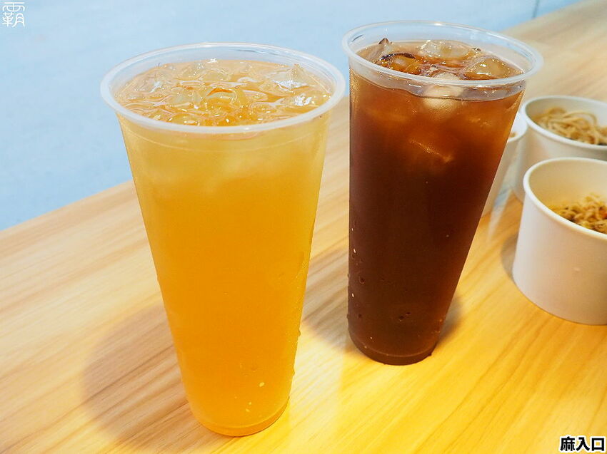 鴨血、板豆腐、臭豆腐夾滿整碗只要79元!麻入口鴨血臭豆腐,東海必吃臭豆腐,鴨血滑嫩,臭豆腐還會噴汁哩~