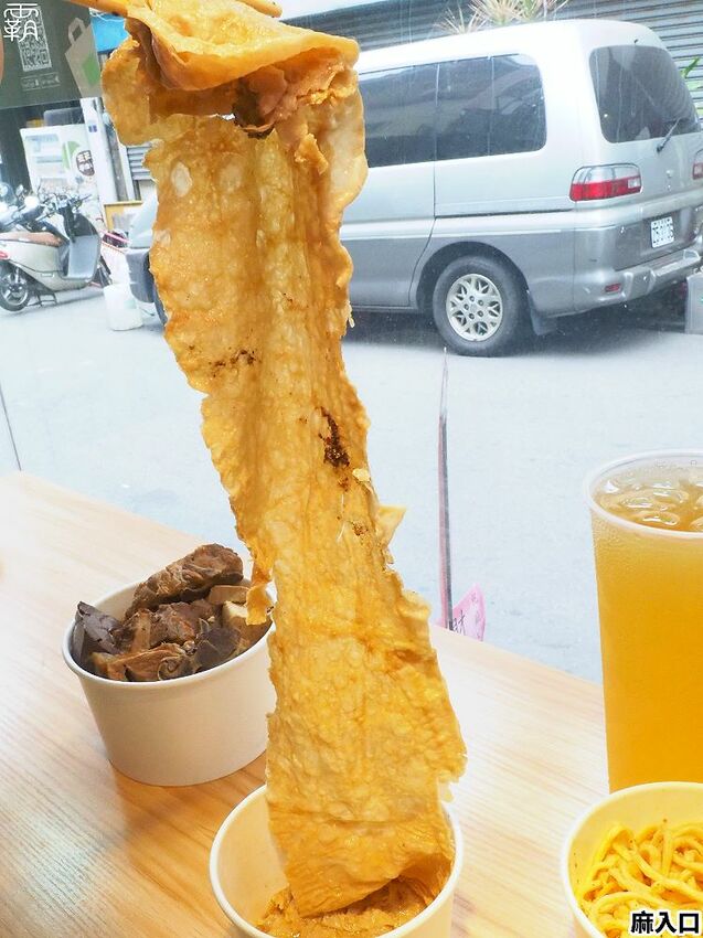 鴨血、板豆腐、臭豆腐夾滿整碗只要79元!麻入口鴨血臭豆腐,東海必吃臭豆腐,鴨血滑嫩,臭豆腐還會噴汁哩~