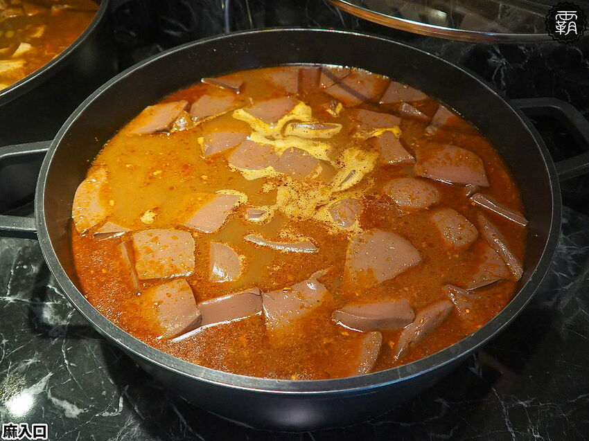 鴨血、板豆腐、臭豆腐夾滿整碗只要79元!麻入口鴨血臭豆腐,東海必吃臭豆腐,鴨血滑嫩,臭豆腐還會噴汁哩~