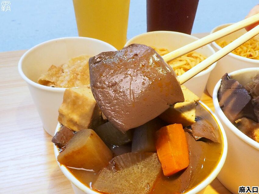 鴨血、板豆腐、臭豆腐夾滿整碗只要79元!麻入口鴨血臭豆腐,東海必吃臭豆腐,鴨血滑嫩,臭豆腐還會噴汁哩~