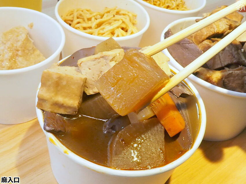 鴨血、板豆腐、臭豆腐夾滿整碗只要79元!麻入口鴨血臭豆腐,東海必吃臭豆腐,鴨血滑嫩,臭豆腐還會噴汁哩~