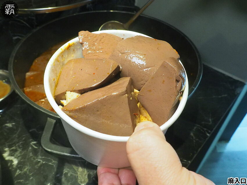 鴨血、板豆腐、臭豆腐夾滿整碗只要79元!麻入口鴨血臭豆腐,東海必吃臭豆腐,鴨血滑嫩,臭豆腐還會噴汁哩~