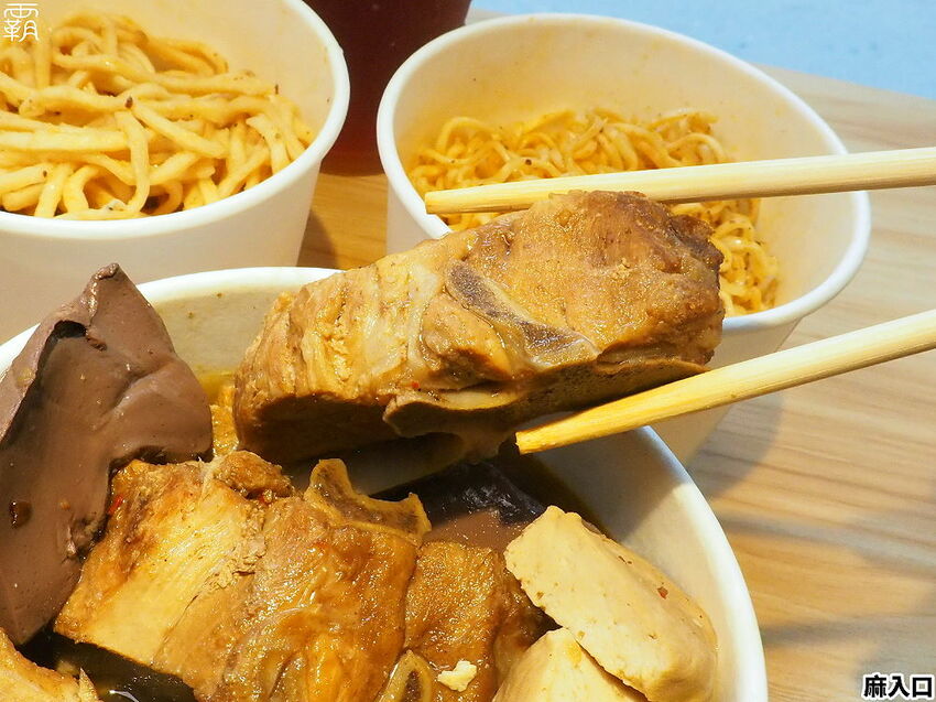 鴨血、板豆腐、臭豆腐夾滿整碗只要79元!麻入口鴨血臭豆腐,東海必吃臭豆腐,鴨血滑嫩,臭豆腐還會噴汁哩~