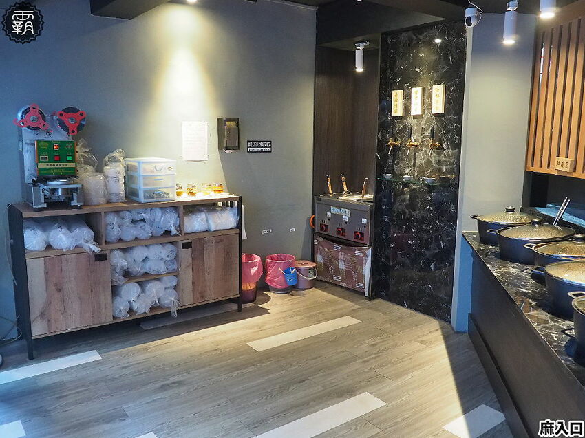 鴨血、板豆腐、臭豆腐夾滿整碗只要79元!麻入口鴨血臭豆腐,東海必吃臭豆腐,鴨血滑嫩,臭豆腐還會噴汁哩~