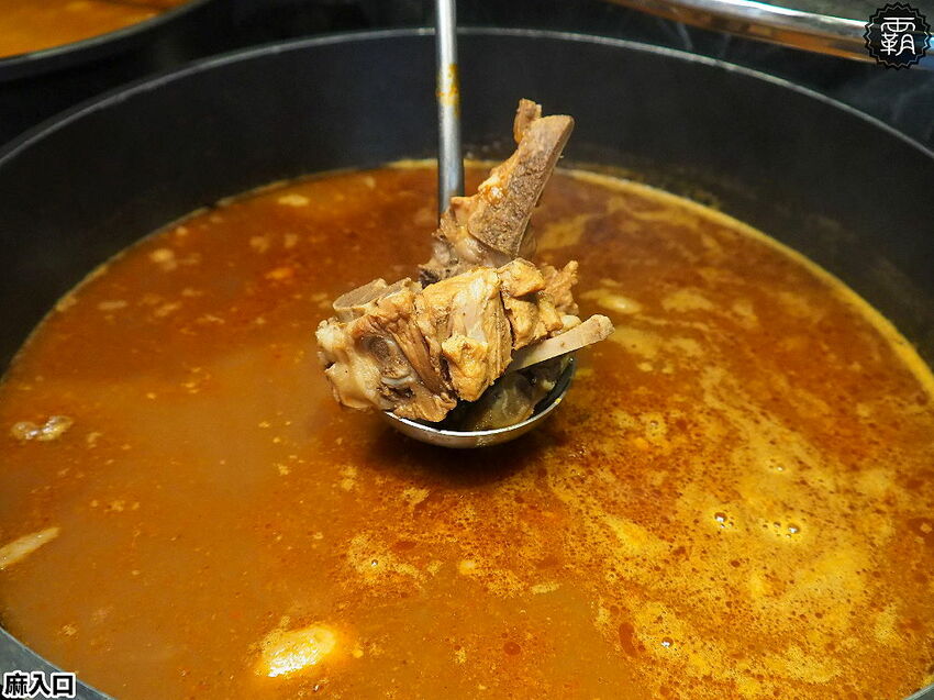 鴨血、板豆腐、臭豆腐夾滿整碗只要79元!麻入口鴨血臭豆腐,東海必吃臭豆腐,鴨血滑嫩,臭豆腐還會噴汁哩~