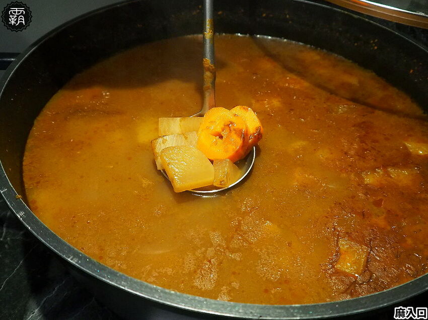 鴨血、板豆腐、臭豆腐夾滿整碗只要79元!麻入口鴨血臭豆腐,東海必吃臭豆腐,鴨血滑嫩,臭豆腐還會噴汁哩~