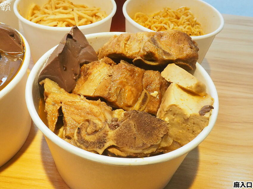 鴨血、板豆腐、臭豆腐夾滿整碗只要79元!麻入口鴨血臭豆腐,東海必吃臭豆腐,鴨血滑嫩,臭豆腐還會噴汁哩~