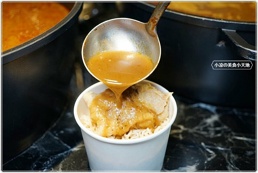 麻入口║藏匿巷弄中的銅板小吃，只要79元！！任你裝到滿、麻辣鴨血、豆腐、排骨等五種主食，絕對讓你吃到爽！