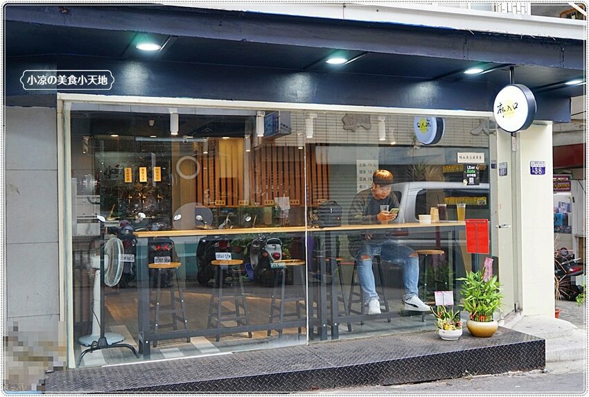 麻入口║藏匿巷弄中的銅板小吃，只要79元！！任你裝到滿、麻辣鴨血、豆腐、排骨等五種主食，絕對讓你吃到爽！