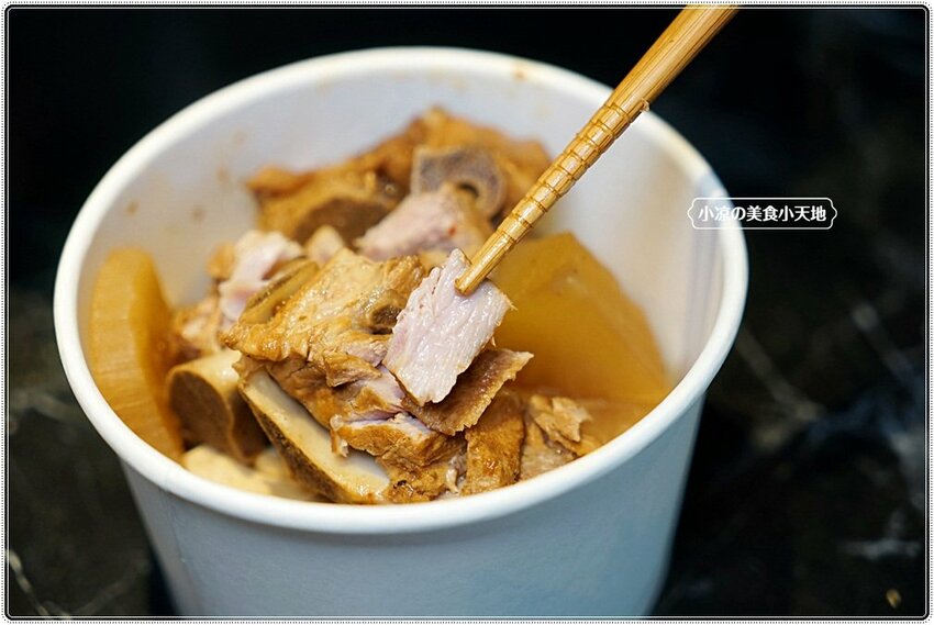 麻入口║藏匿巷弄中的銅板小吃，只要79元！！任你裝到滿、麻辣鴨血、豆腐、排骨等五種主食，絕對讓你吃到爽！