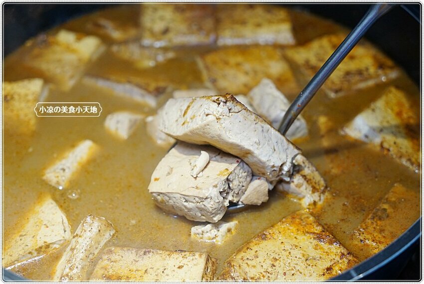 麻入口║藏匿巷弄中的銅板小吃，只要79元！！任你裝到滿、麻辣鴨血、豆腐、排骨等五種主食，絕對讓你吃到爽！