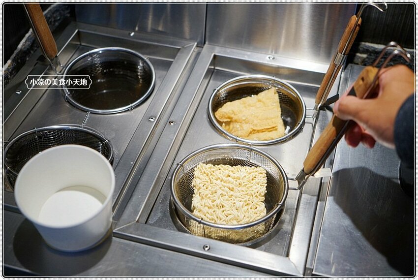 麻入口║藏匿巷弄中的銅板小吃，只要79元！！任你裝到滿、麻辣鴨血、豆腐、排骨等五種主食，絕對讓你吃到爽！