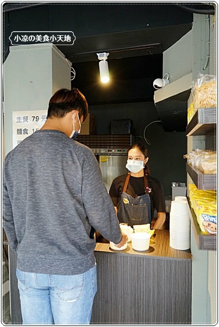 麻入口║藏匿巷弄中的銅板小吃，只要79元！！任你裝到滿、麻辣鴨血、豆腐、排骨等五種主食，絕對讓你吃到爽！