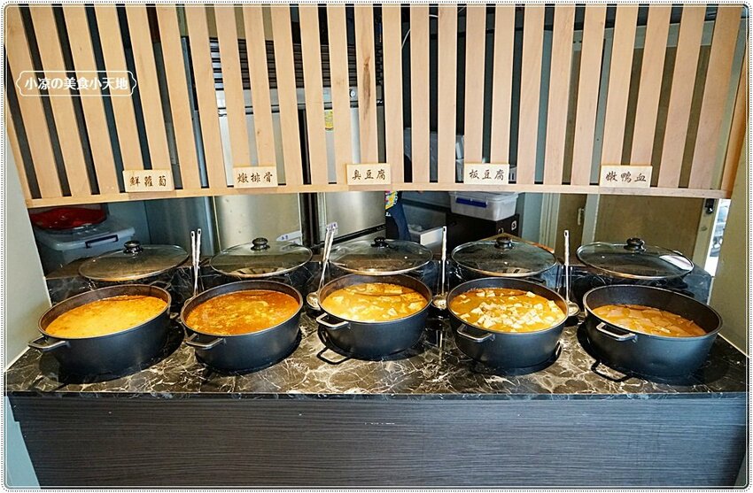 麻入口║藏匿巷弄中的銅板小吃，只要79元！！任你裝到滿、麻辣鴨血、豆腐、排骨等五種主食，絕對讓你吃到爽！