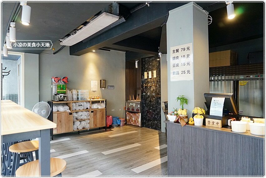 麻入口║藏匿巷弄中的銅板小吃，只要79元！！任你裝到滿、麻辣鴨血、豆腐、排骨等五種主食，絕對讓你吃到爽！