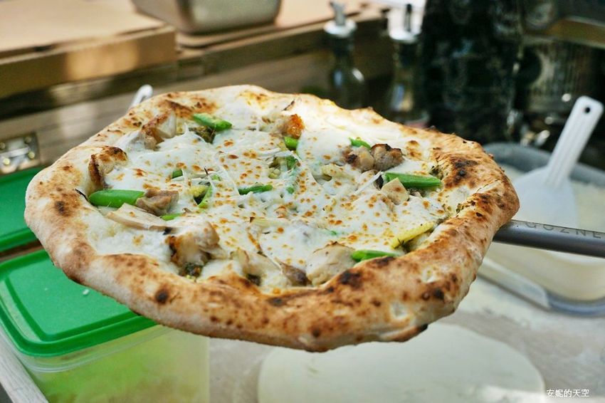 [ 新莊 明天沒PIZZA]最強路邊三輪車小攤 手工PIZZA現烤出爐 - 安妮的天空