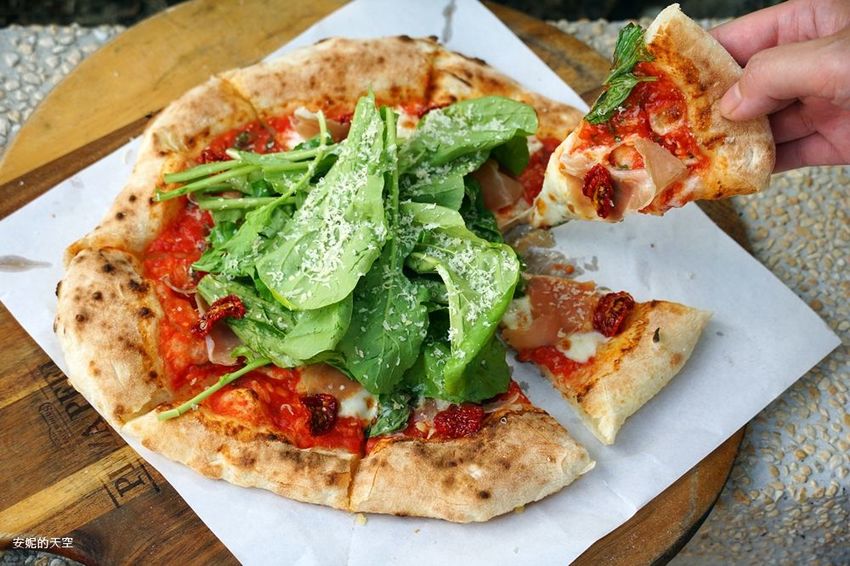 [ 新莊 明天沒PIZZA]最強路邊三輪車小攤 手工PIZZA現烤出爐 - 安妮的天空